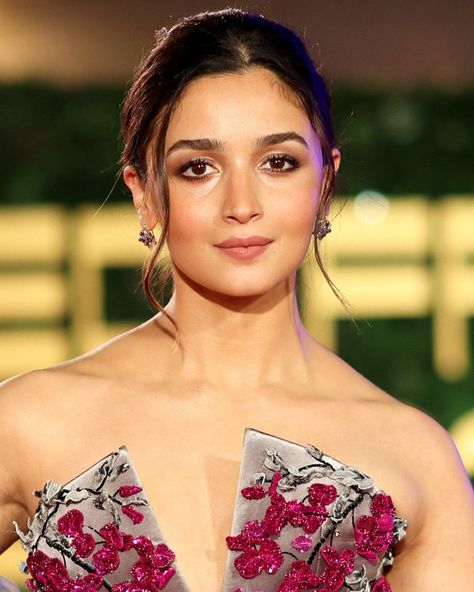 Alia Bhatt Makeup, Alia Bhatt Photoshoot, Traditional Hairstyle, Soft Makeup Looks, Subtle Makeup, Beautiful Dresses For Women, Alia Bhatt, Beautiful Smile Women, Beautiful Smile