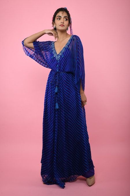 Leheriya Print Kaftan Blue Kaftan, Kaftan Tops, Kaftan Tunic, Kaftan For Women, Kaftan Designs, Trendy Dress Outfits, Fashion Illustration Dresses, Embroidered Neckline, Fashion Design Clothes