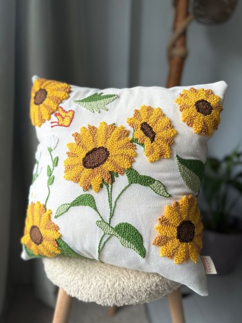 Sunflower Tufting, Needle Punch Cushion, Punch Needle Cushion Cover, Needle Punch Projects, Punch Needle Pillows, Punch Needle Flower, Cushion Covers Ideas, Sunflower Cushion, Punch Needle Cushion