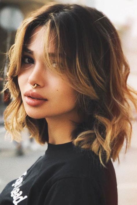 short hair curled cuttain bangs long bangs ombre brunette to blonde Medium Layered Haircuts, Medium Layered Hair, Medium Length Hair With Layers, Shoulder Length Hair Cuts, Short Wavy Hair, Penteado Cabelo Curto, Cut My Hair, Medium Hair Cuts, Short Hair Haircuts