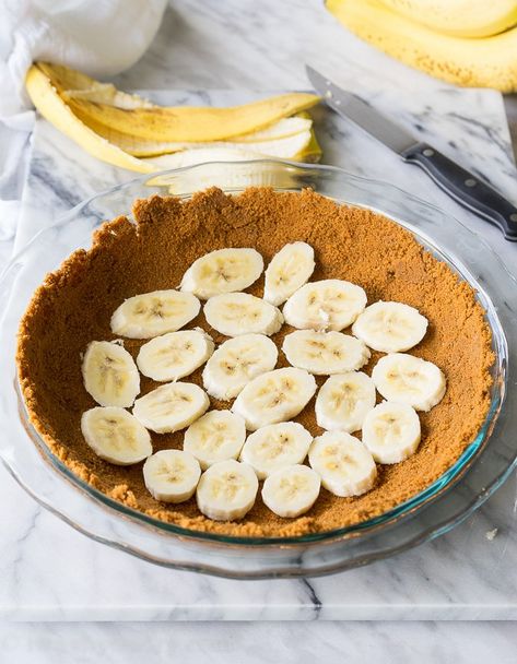 Biscoff Pie, Homemade Banana Cream Pie, Banana Pudding Pies, Banana Cream Pie Recipe, Favorite Pie Recipes, Banana Pie, Graham Cracker Crust Pie, Creamy Pudding, Pudding Pies