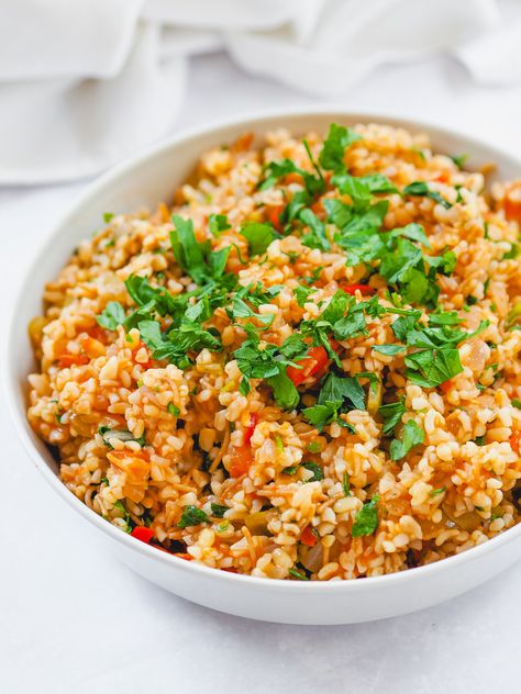 Tomato Bulgur Pilaf Salad — 100 Kitchen Stories Tomato Bulgur, Bulgur Pilaf, College Recipes, Bulgur Salad, College Meals, Fiber Rich, Ripe Tomatoes, Kitchen Stories, Chili Flakes