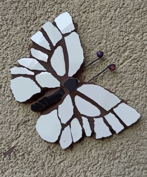 Free Mosaic Patterns, Butterfly Mosaic, Mosaic Art Diy, Mosaic Rocks, Mosaic Flower Pots, Mosaic Animals, Mosaic Garden Art, Mosaic Art Projects, Mosaic Murals