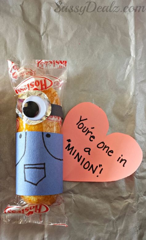 Despicable Me "You're One in a Minion" Twinkie Valentines Day Craft #Twinkies craft #Minion valentines #Edible valentines treats | CraftyMorning.com Minion Twinkie, One In A Minion, School Valentine Cards, Homemade Valentine, School Valentines, Valentinstag Party, Diy School, A Minion, Valentines Day Treats