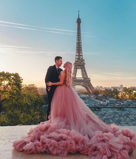 Paris Picture Ideas, Pink Couple, Paris Travel Photography, Loving Couples, Paris Pictures, Pink Vibes, Wedding Picture, Paris Travel, Love Couple