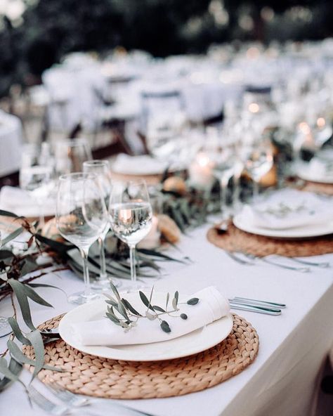 🌾WEDDING PLANNER MALLORCA🌾 on Instagram: “Mediterranean weddings · · 📝 Wedding Designer @pasion_eventos 📸 Photo @pereandmarga 🌾 Design & Decor @enesencia_decora · · ·…” Mediterranean Tablescape, Greece Party, Wedding Table Design, Mediterranean Table, Tuscan Inspired Wedding, Engagement Dinner, Wedding Table Designs, Mediterranean Wedding, Napa Valley Wedding