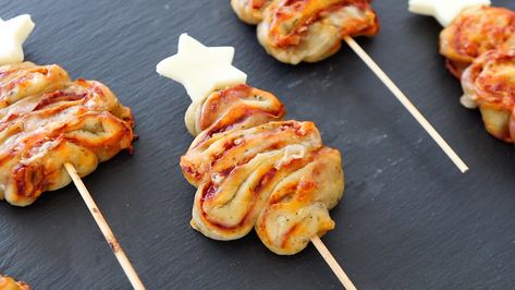 Pizza Tree on a Stick - Christmas Fun | Buona Pappa Christmas Tree Pizza, Pizza Tree, Cheese Tree, Pizza Balls, Christmas Pizza, Pesto Mozzarella, New York Pizza, Tart Filling, Fruit Jam