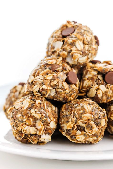 No Bake Chocolate Chia Energy Bites - The Lemon Bowl® Yogurt Covered Strawberries, Chia Energy Bites, Homemade Energy Balls, Fast Easy Breakfast, Indian Spice Mix, Baked Pita Chips, Huge Cake, Fig Newtons, Easy Breakfast Recipes