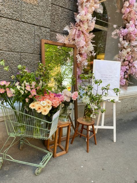 Florist Shop Aesthetic, Florist Studio, Flower Shop Design, Bakery Design Interior, Flower Truck, Flower Store, Flower Bar, Florist Shop, Flower Shower