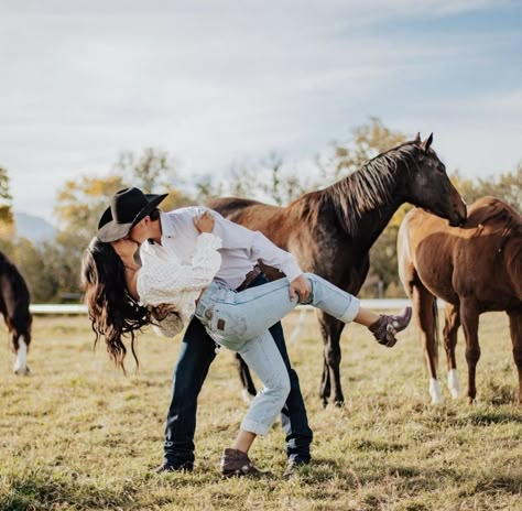 Western Proposal, Az Photoshoot, Couple Horse Photography, Horse Engagement Photos, Western Engagement Pictures, Western Couple Photoshoot, Western Engagement Photos, Western Photo Shoots, Horse Couple