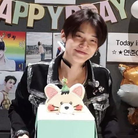 Yeonjun Birthday Cake, Kpop Idol Birthday, Yeonjun Birthday, Happy Birthday Icons, Birthday Icon, Choi Daniel, 19th Birthday, Types Of Cakes, Intp