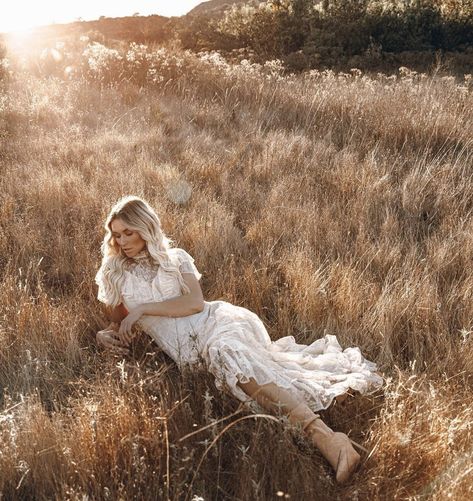 Wheat Field Photos, Prairie Fashion, Summer Portrait, Flowers Field, Countryside Style, September 1st, Wheat Field, Wheat Fields, Colorful Portrait