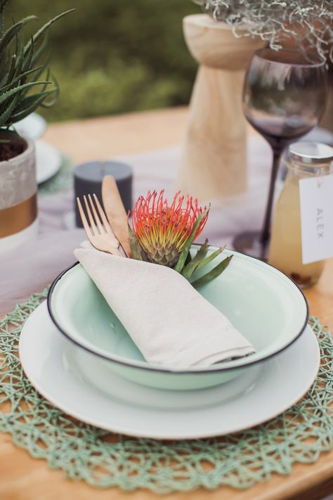 Enamel Plate Wedding Decor | Earthy South African Wedding Inspiration by Because Life Photography South African Wedding Flowers, South African Themed Party Decor, African Christmas Decor South Africa, Potjiekos Party Theme, South African Traditional Wedding Decor, South African Christmas Decorations, Proudly South African Theme, African Table Settings Ideas, Membeso Decor