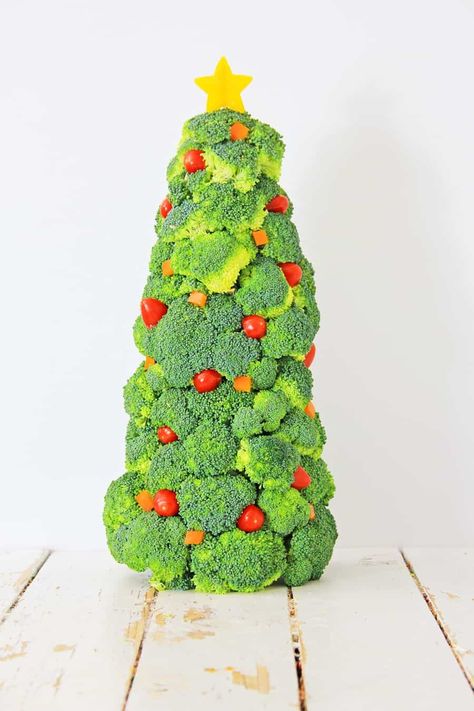 Broccoli Christmas Tree Healthy Holiday Snack for Kids Broccoli Craft, Broccoli Christmas, Christmas Dinner Centerpieces, Christmas Dinner Sides, Healthy Christmas Snacks, Healthy Christmas Treats, Dinner Centerpieces, Holiday Snack, Healthy Christmas