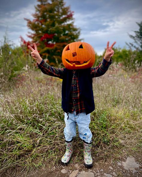 Kids Pumpkin Head Photoshoot, Pumpkin Head Photoshoot Kids, Pumpkin Head Photoshoot, Head Photoshoot, Spooky Pictures, Pumpkin Heads, Halloween Pics, Pumpkin Pictures, Shot Ideas