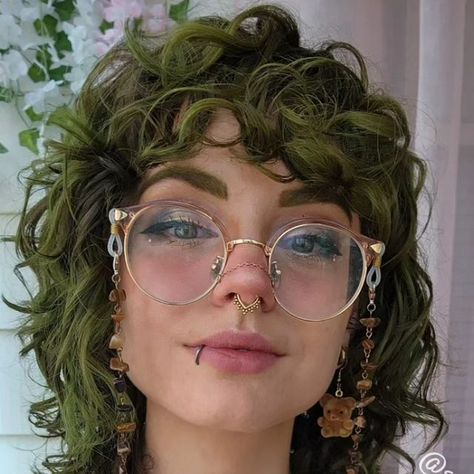 Nose Chain And Septum, Septum Piercing Unique, Fairy Glasses, Unique Septum Jewelry, Makeup With Glasses, Nonbinary Hair, Chain For Glasses, Glasses Jewelry, People With Glasses