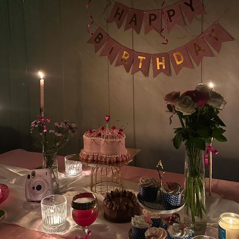 19!! Birthday Decor Flowers, 20th Birthday Backdrop Ideas, Birthday Table Decorations At Home, Aesthetic Birthday Backdrop, Birthday Table Setting Ideas Simple, Pink Bday Decorations, Birthday Aesthetic Decor, 19 Birthday Cake Aesthetic, Birthday Party Decorations Aesthetic