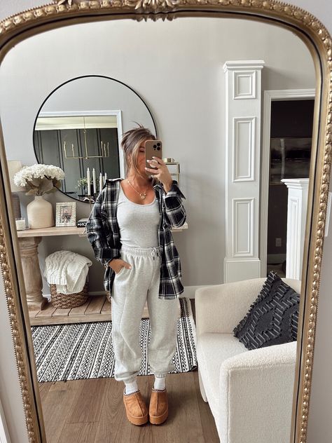 Kait Checkered Hooded Flannel curated on LTK Fall Outfit With Flannel, Cozy Athleisure Outfits, Lounge Wear Outfit Ideas, Comfy At Home Outfits, Casual Outfits At Home, Comfy Boho Outfits, At Home Outfits Cozy, Comfy Lounge Outfits, Winter Lounge Outfit