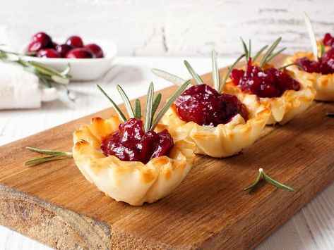 12 amuse-bouches légers pour l'apéritif du réveillon - Top Santé Cranberry Appetizer Recipes, Brie Cranberry Appetizer, Baked Brie Cranberry, Cranberry Appetizer, Baked Brie Appetizer, Brie Cranberry, Brie Appetizer, Sweet Potatoe Bites, Phyllo Cups