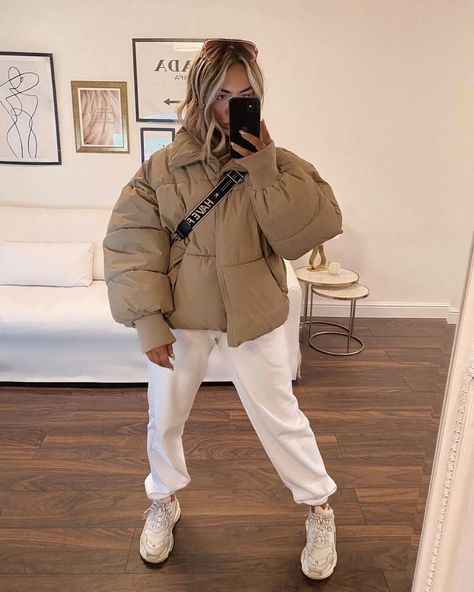 𝐎𝐋𝐈𝐕𝐈𝐀 on Instagram: “fav jacket ev 🥠🍪🤎” Beige Puffer Jacket Outfit, Winter Outfits Beige, Khaki Jacket Outfit, Beige Jacket Outfit, Puffer Coat Outfit, Cold Winter Outfits, Outfits Beige, Beige Puffer Jacket, Puffer Outfit