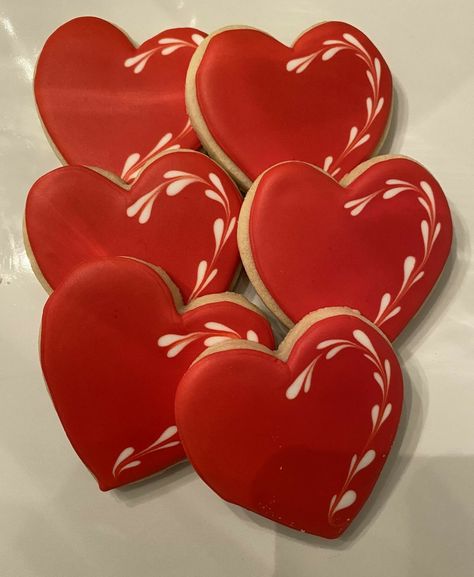 Iced Heart Cookies, Sugar Cookie Heart Designs, Valentine Heart Sugar Cookies, Easy Valentine Cookies Royal Icing, Heart Shape Cookies Decorated, Red Cookies Decorated, Valentines Day Sugar Cookies Royal Icing, Decorated Valentine Cookies Royal Icing, Heart Christmas Cookies