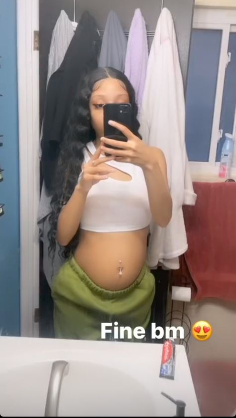 Baddie Pregnant, Pregnant Baddie, Pregnant Black Women, Small Baby Bump, Pregnancy Slay, Pregnant Mommy, Pregnant Dress, Pregnant With A Girl, Mirror Flicks