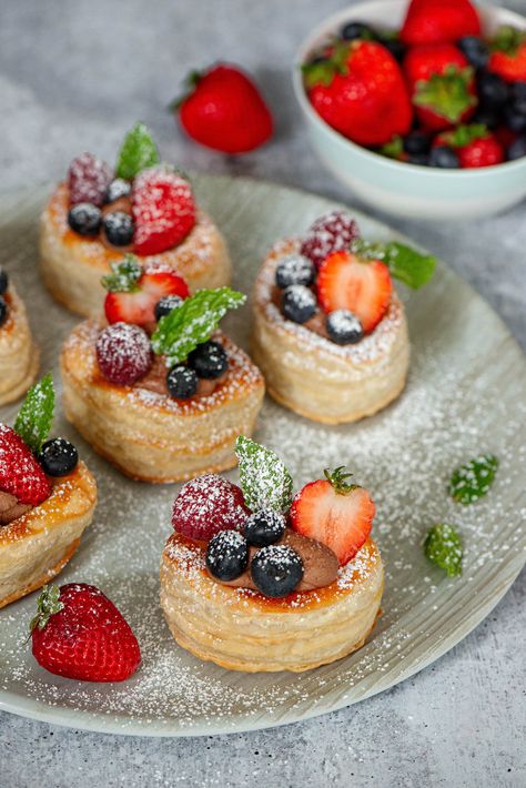 Chocolate Cream Volovanes with Berries: Volovanes are fun little puff pastry vessels that can be filled with just about any sweet or savory filling. Because we want to end our year on a sweet note, I decided to fill them with chocolate cream. #imperialsugar #ad @imperialsugar Puff Pastry Mini Tarts, Mini Pastry Desserts, Valentine Pastries, Valentines Pastries, Fruit Puff Pastry, Pastry Plating, Fruit Danish, Birthday Pastry, Fancy Sweets