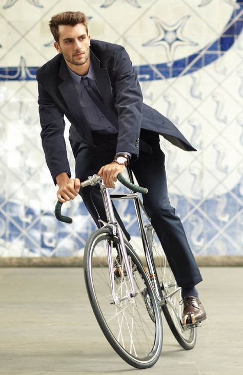 Bike Suit, Urban Bicycle, Mens Fashion Magazine, Velo Vintage, Urban Cycling, Male Clothes, Cycle Chic, Urban Bike, Riding A Bike