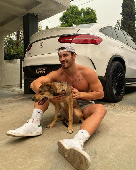 Michael Yerger, Guy Selfies, Frat Boy, Man And Dog, Good Buddy, Famous Men, Shirtless Men, Guy Pictures, Intense Workout