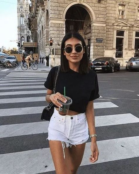 White Denim Shorts Outfit, Day Drinking Outfit, Denim Shorts Outfit, Summer Outfits For Teens, Summer Shorts Outfits, Foto Tips, Foto Poses, White Denim Shorts, Trik Fotografi