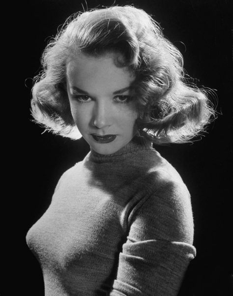 Sometimes witches need to bend to the will of current fashions. You can tell them apart by the murder in their eyes and the sharpness of their nipples. Piper Laurie, Hooray For Hollywood, Tight Sweater, Old Hollywood Glamour, Moda Vintage, Silver Screen, Vintage Hollywood, Hollywood Glamour, Vintage Hairstyles