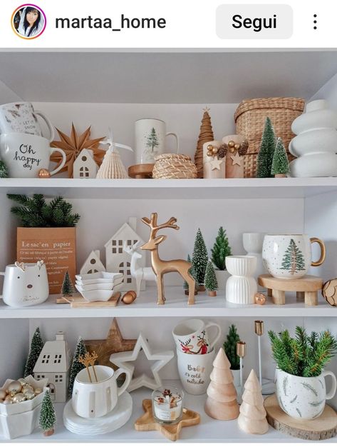 Christmas Bookshelf, Urban Home Decor, Scandi Christmas, Christmas Decor Inspiration, Christmas Kitchen Decor, Christmas Themes Decorations, Minimalist Christmas, Christmas Decorations For The Home, Boho Christmas