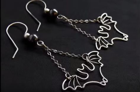 Halloween Jewelry Diy, Wire Animals, Wire Jig, Diy Wire Earrings, Silver Circle Earrings, Earrings Tutorial, Bat Earrings, Wire Jewelry Designs, Halloween Scary