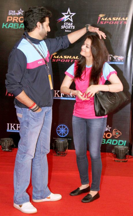 When Abhishek Bachchan and Aishwarya Rai Bachchan’s PDA was too cute to handle. Too Cute To Handle, Abhishek Bachchan, Casual Work Attire, Hollywood Girls, Hollywood Heroines, Bollywood Couples, Bollywood Outfits, Aishwarya Rai Bachchan, Hindi Songs