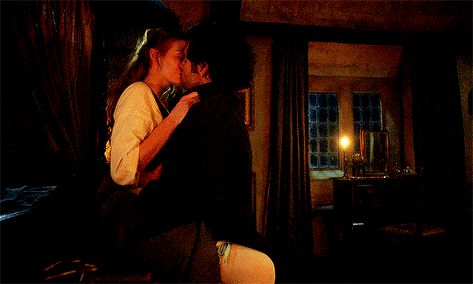 Scene Gif, Romantic Kiss Gif, Jaime And Brienne, Ross And Demelza, Eleanor Tomlinson, Romantic Kiss, Dark Romance Books, Romantic Scenes, Aidan Turner