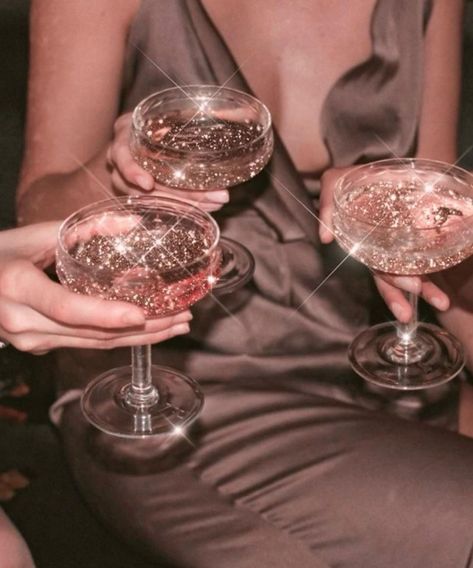 Glitter Drinks, Aesthetic Cocktails, Aesthetic Lounge, 1920s Aesthetic, Aesthetic Glitter, New Years Ball, Glitter Aesthetic, Glitter Photography, Shaken Not Stirred