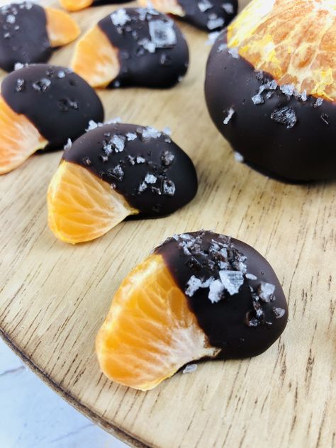 Chocolate Covered Oranges will be love at first bite. With the juicy oranges and sweet crisp chocolate, makes for a surprisingly good combination. Chocolate Orange Desserts, Orange Recipes Dessert, Orange Dessert, Dark Chocolate Orange, Recipes Cupcakes, Chocolate Covered Fruit, Mandarin Oranges, Candied Orange Peel, Love At First Bite