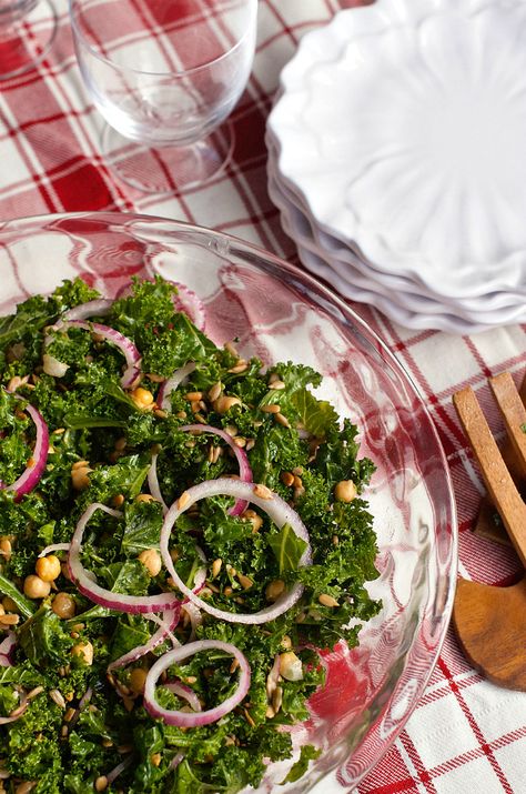 Marinated Kale Salad with garbanzo beans and sunflower seeds Marinated Kale Salad, Hawaiian Chicken Salad, Marinated Kale, Mediterranean Salad Recipe, Fresh Summer Salad, Greek Salad Recipes, Superfood Salad, Eating Better, Eating Light