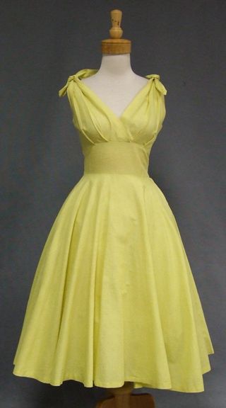 Feminin Fashion, Yellow Sundress, Fashion 1950s, Yellow Sun, Vintage 1950s Dresses, Retro Mode, 50s Vintage, 50s Dresses, 1950s Dress