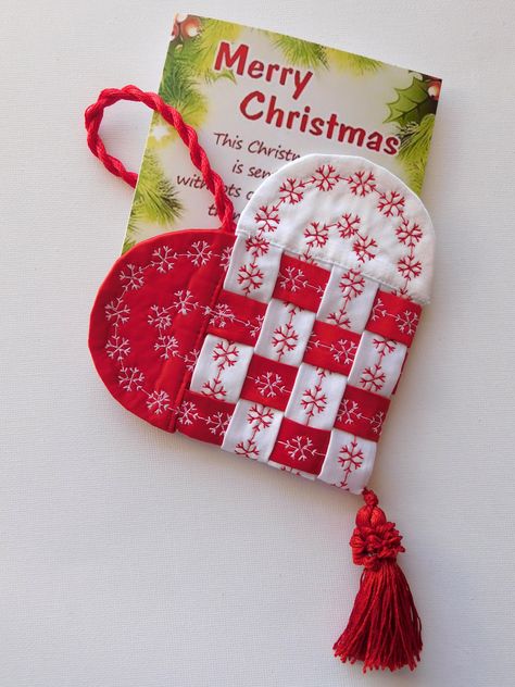 Fabric Swedish heart tutorial Scandinavian Heart, Kerajinan Diy, Diy Jul, Christmas Sewing Projects, Quilted Ornaments, Beginner Sewing Projects Easy, Navidad Diy, Fabric Ornaments, Fabric Christmas Ornaments