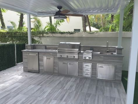 Pool Kitchen, New Patio Ideas, Backyard Resort, Luxury Outdoor Kitchen, Outdoor Bbq Area, Modern Patio Design, Concrete Patio Designs, Bbq Grill Design, Kitchen Contemporary