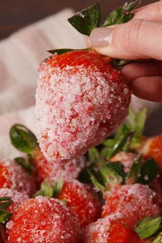 Moscato Strawberries vertical Calories In Vegetables, Vegetable Prep, Boozy Desserts, Strawberry Desserts, Moscato, Covered Strawberries, Green Vegetables, World Recipes, Recipe Inspiration