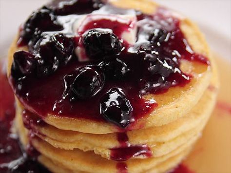 Pioneer Woman Pancakes, Brunch Miami, Blueberry Syrup Recipe, Cornmeal Pancakes, Blueberry Syrup, Pioneer Woman Recipes, Ree Drummond, Syrup Recipe, Sunday Brunch