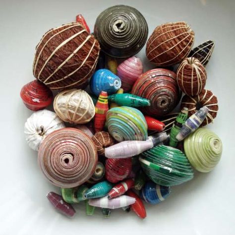 paper beads! african origins_melbourne-australia_paper beads_botswana 2 Paper Beads Tutorial, Paper Beads Diy, Paper Beads Template, Bead Purse, Make Paper Beads, Paper Bead Jewelry, Paper Jewelry, Fabric Beads, Paper Beads