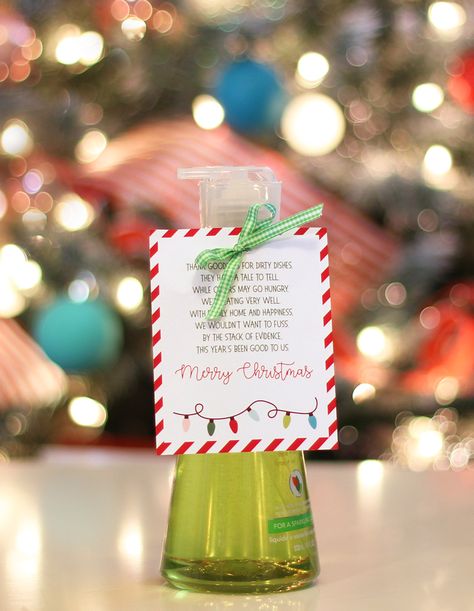 Your neighbors will love this easy, punny Christmas gift idea with free printable gift tag. I love clever neighbor gifts at Christmas time and I definitely love a good pun. And although I love the fudge and cookie plates and popcorn balls, sometimes it’s nice to receive a non-food gift. This cute and useful dish … Soap Gift Ideas Christmas, Soap Gift Ideas, Punny Gifts, Christmas Neighbor, Inexpensive Christmas Gifts, Neighbor Christmas Gifts, Christmas Soap, Free Printable Gifts, Free Printable Gift Tags