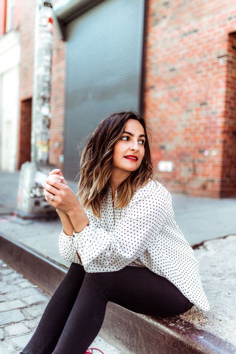 Polka Dot Shirt Outfit, Denim Jeans Outfit Casual, Nyc Street Style Summer, Shacket Outfit, Bright Colored Outfits, Polka Dots Outfit, Black White Outfit, Fashion Blogger Outfit, Lantern Sleeved Blouses