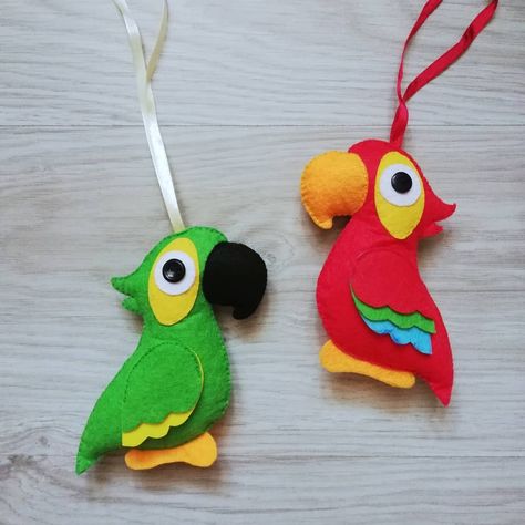 Felt Parrot, Felt Keyring, Felt Keychain, Felt Craft Projects, Felt Animal Patterns, Felt Crafts Patterns, Felt Crafts Christmas, Crafts For Seniors, Felt Embroidery