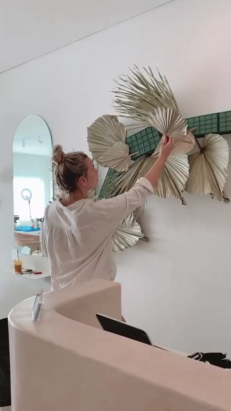 Diy Floral Wall, Palm Leaf Decor, Palm Wedding, Diy Floral Decor, Salon Suites Decor, Diy Arrangements, Balloon Centerpieces, Floral Wall Decor, Styl Boho