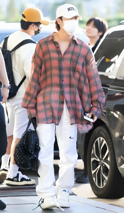 Stray Kids Fashion, Stray Kids Outfits, Style Analysis, Kids Inspo, Fashion Illustration Collage, Airport Fits, Airport Fashion, Checkered Shirt, Han Jisung