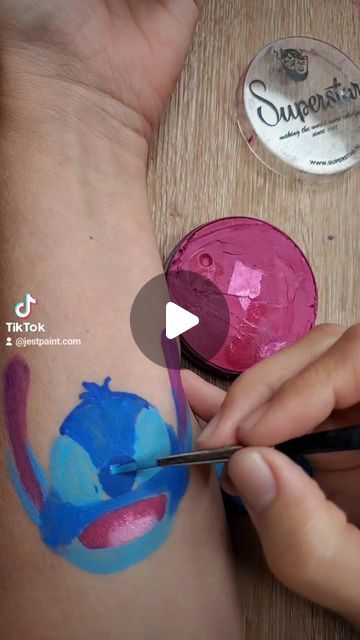 How to paint Stitch Stitch Face Paint Easy, Disney Face Paint Easy, Painting Faces Tutorial, Cartoon Face Paint, Stitch Face Paint, Kids Face Painting Easy, Disney Face Painting, Rainbow Face Paint, Face Painting Tips